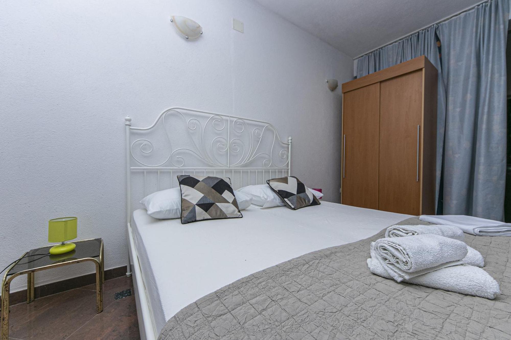 Apartments By The Sea Brela, Makarska - 6007 Номер фото
