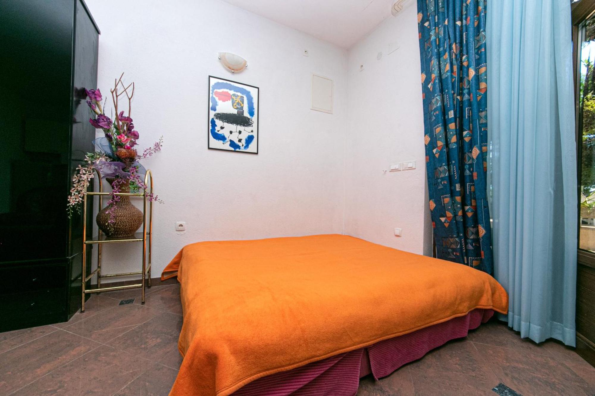 Apartments By The Sea Brela, Makarska - 6007 Номер фото