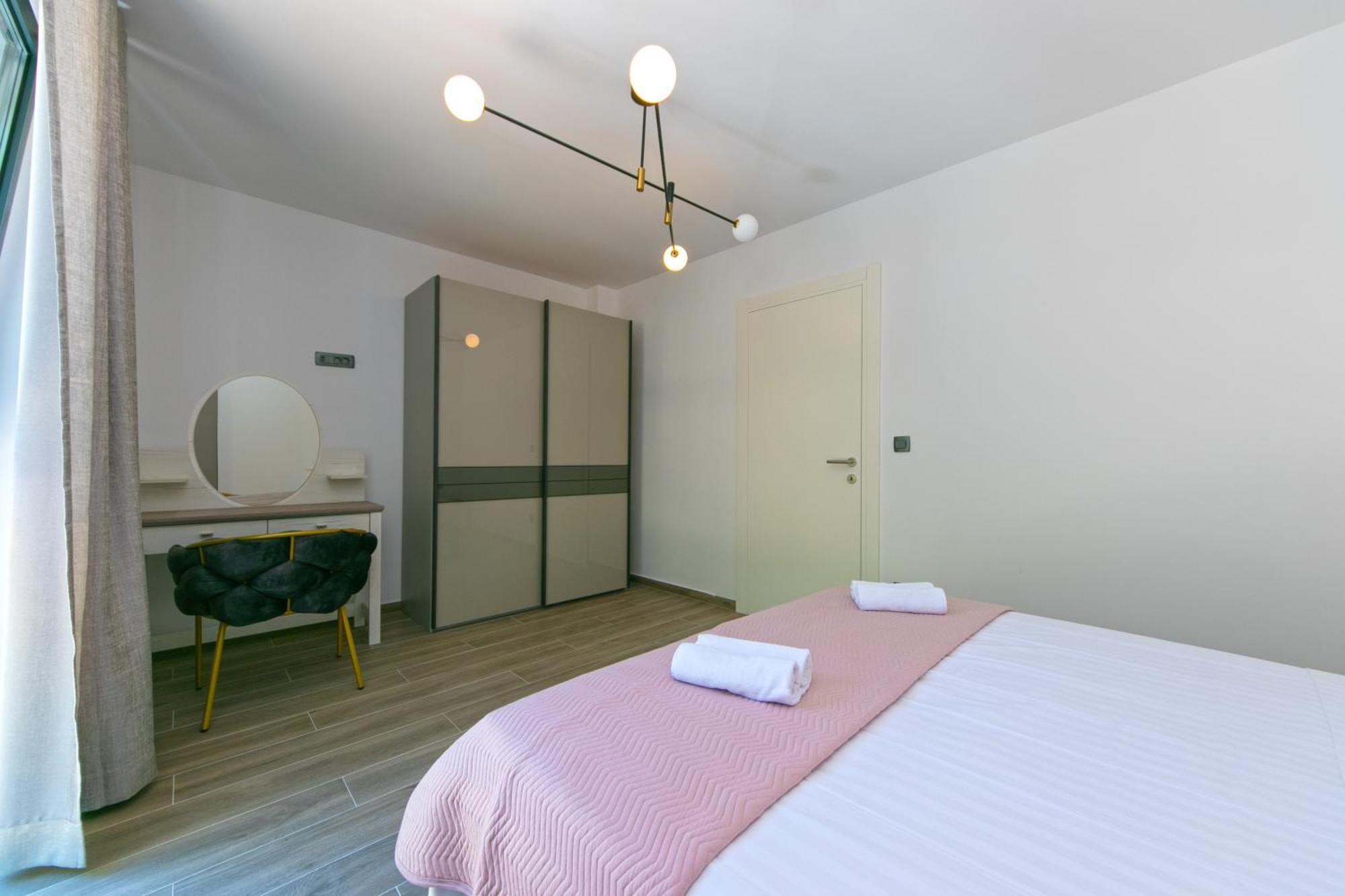 Apartments By The Sea Brela, Makarska - 6007 Номер фото