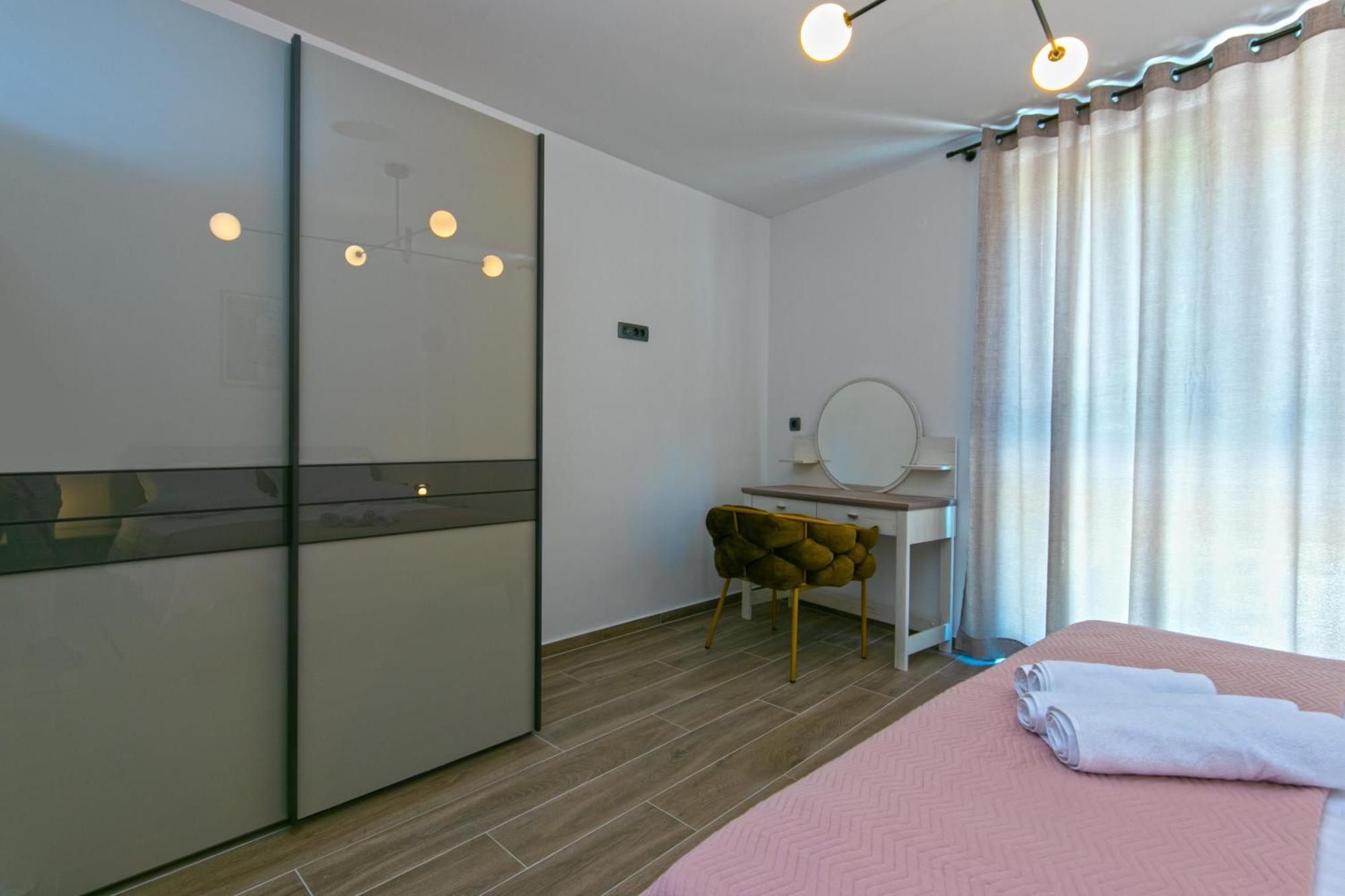 Apartments By The Sea Brela, Makarska - 6007 Номер фото