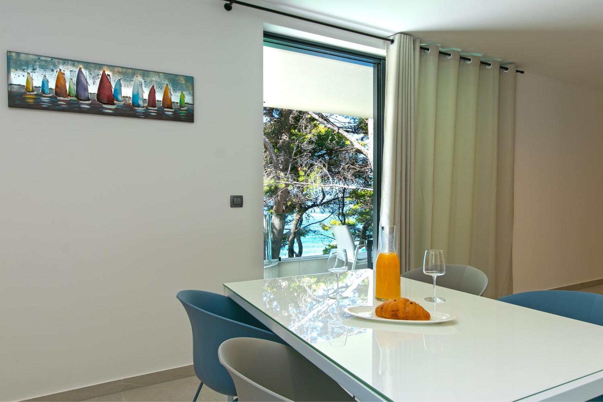 Apartments By The Sea Brela, Makarska - 6007 Номер фото